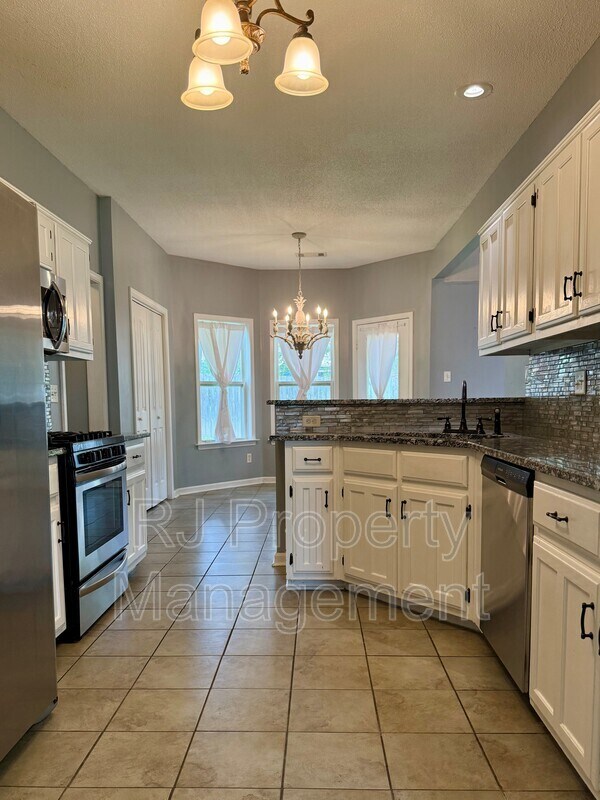 Building Photo - 6095 E Everett Hill Cir