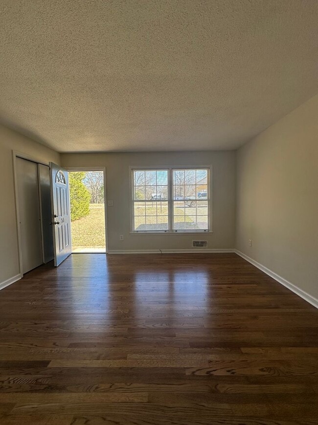 Building Photo - 3 bedroom home near Wire Park