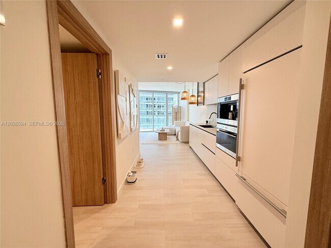 Building Photo - 495 Brickell Ave