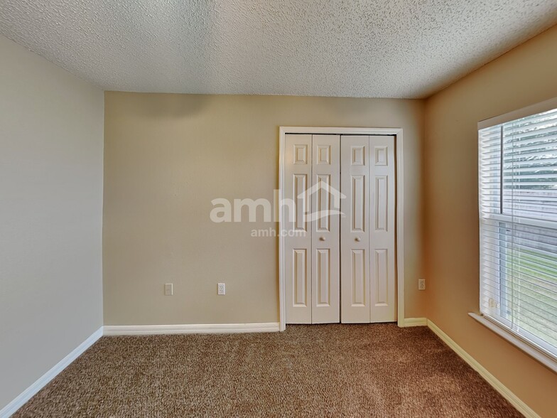 Building Photo - 7242 Oxfordshire Ave