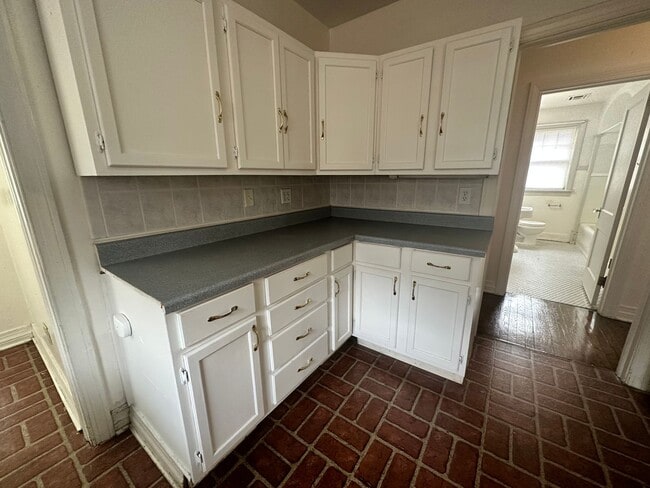 Building Photo - Plaza District / Classen 3 Bed Beauty! - Move In Deposit-Free! (If Qualified)