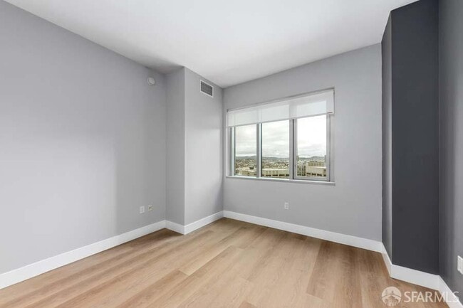 Building Photo - 333 1st St