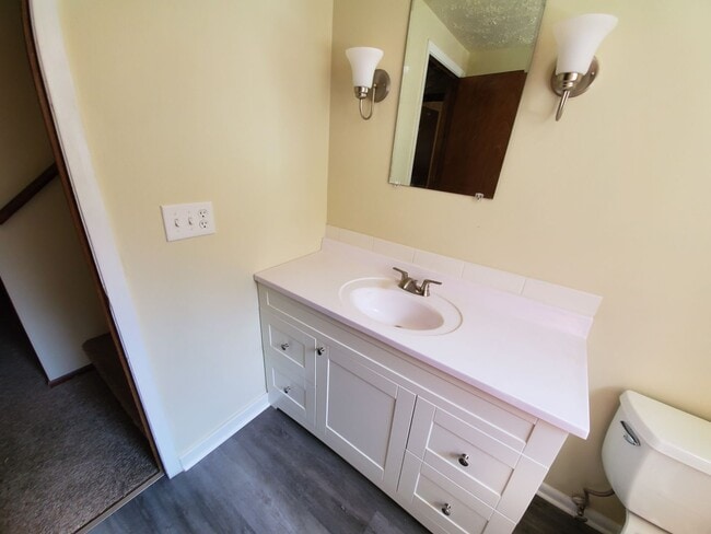 Building Photo - Spacious 3 Bedrooms 2 Baths Townhome Available