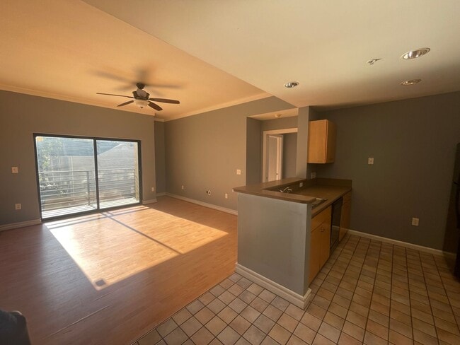 Building Photo - 1 bedroom condo conveniently located in up...