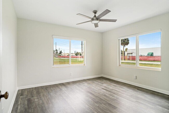 Building Photo - 1205 Longwood St