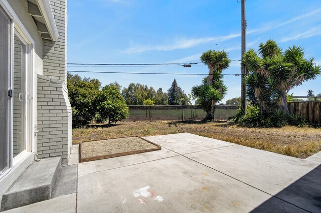 Building Photo - 2045 Larsen Ct