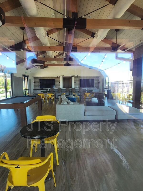 Building Photo - 3349 Hedgerow Ct