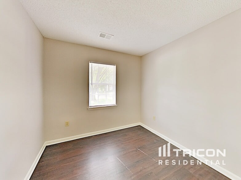 Building Photo - 11622 Calgary Dr