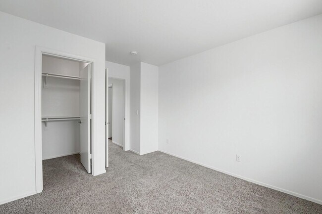 Building Photo - Freshly Updated 4 Bed | New Carpet, New Appliances & Open Layout