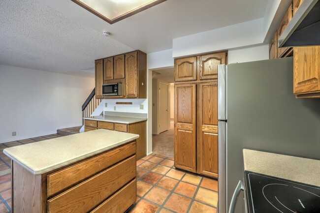 Building Photo - "Spacious 3-Bedroom Oasis with 1.5 Baths i...