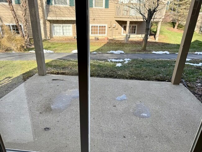 Building Photo - Beautiful 3BR 3BA Townhouse • Updated Kitchen • Deck • 2-Car Garage in Beavercreek