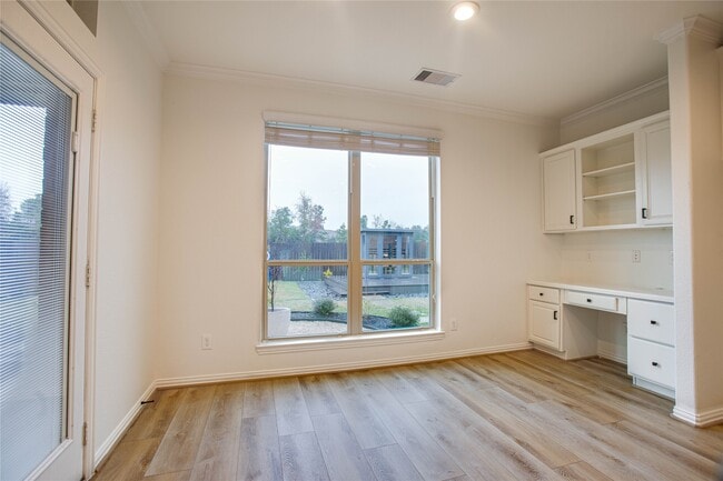 Building Photo - 6210 Pinewood Heights Dr