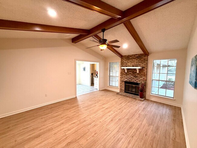 Building Photo - Spacious 3BR/2BA in Brookhollow – New Roof + All Appliances Included