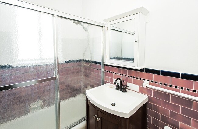 Building Photo - 140 Roxbury Dr