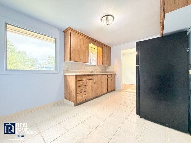 Building Photo - Charming Tacoma Home with Huge Fenced Yard, Garage & Hardwood Floors