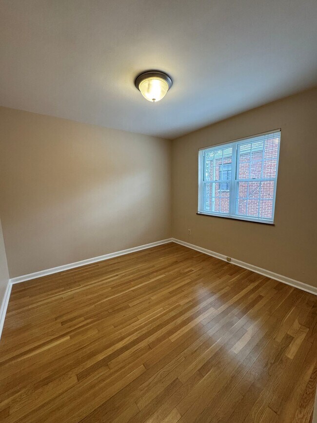 Building Photo - Sasso Banados Properties 802 Kenwick