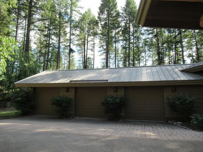 Building Photo - Hidden Whitefish Lake 3 bedroom Furnished ...