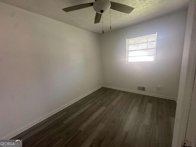 Building Photo - 1009 Pinecrest Dr