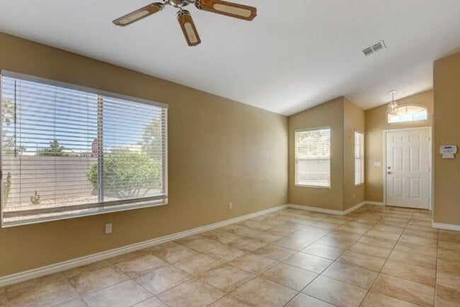 Building Photo - Single Story Gem!