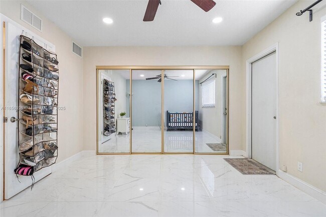 Building Photo - 2701 Middle River Dr