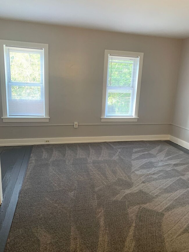Building Photo - Available Now! Cozy 1-2 bedroom house with...