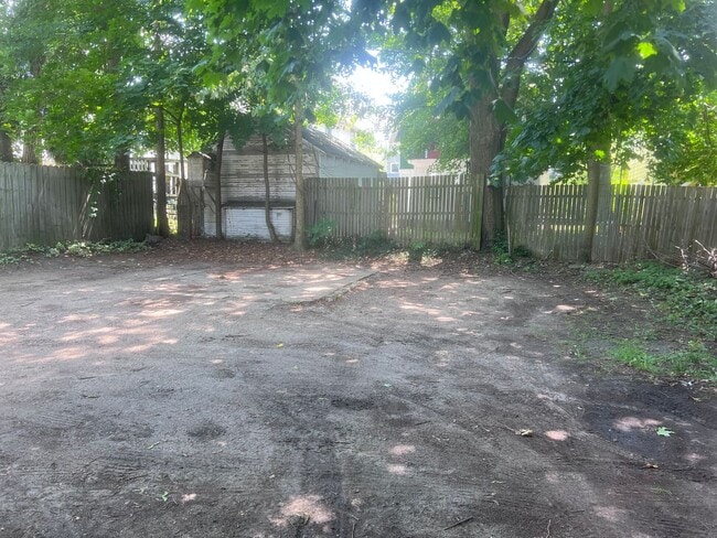 Building Photo - Three Bedroom on the NE Side of GR!