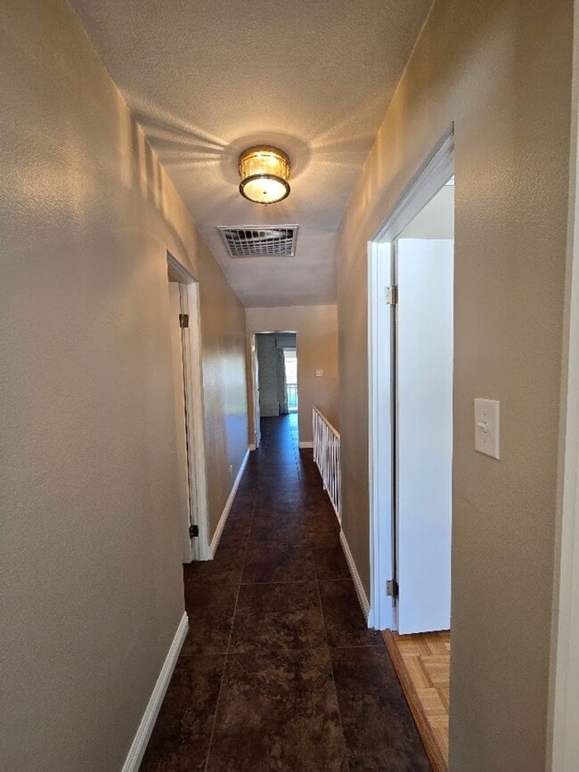Building Photo - A Fabulous 3 Bedroom Townhome Centrally located.