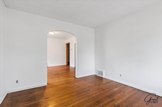 Building Photo - 3 bedroom - 1 bath  $1200/month