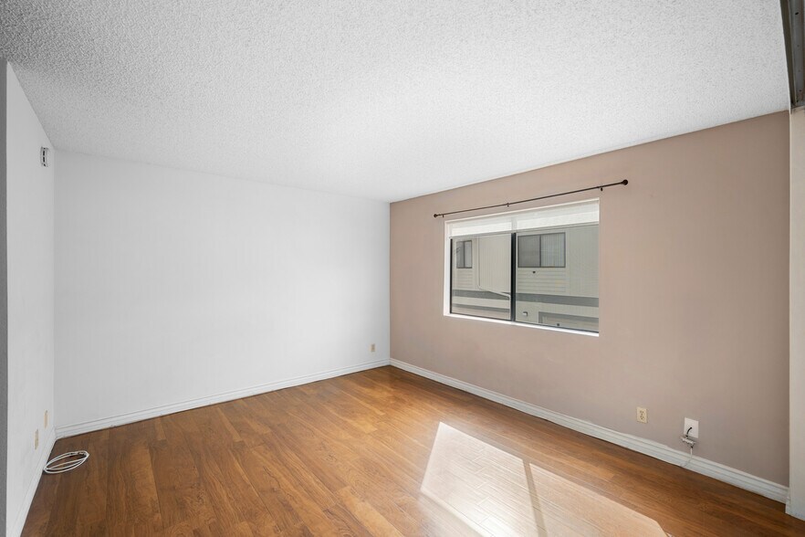 Building Photo - 10475 Newhome Ave