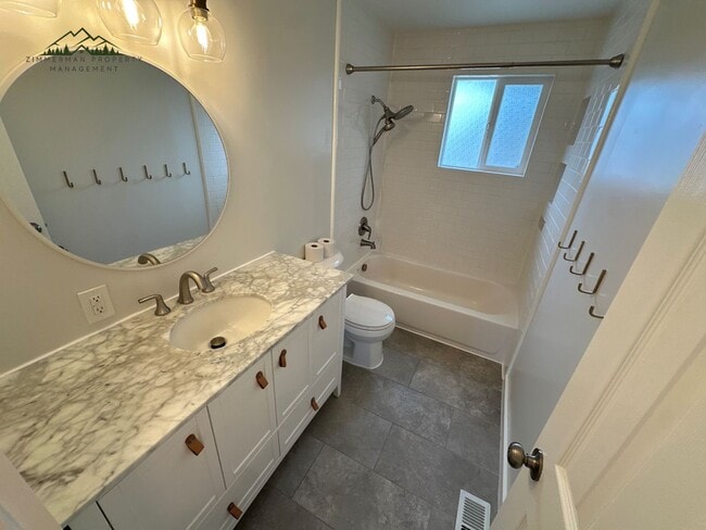 Building Photo - Fully Updated 3 Bedroom 1 Bathroom