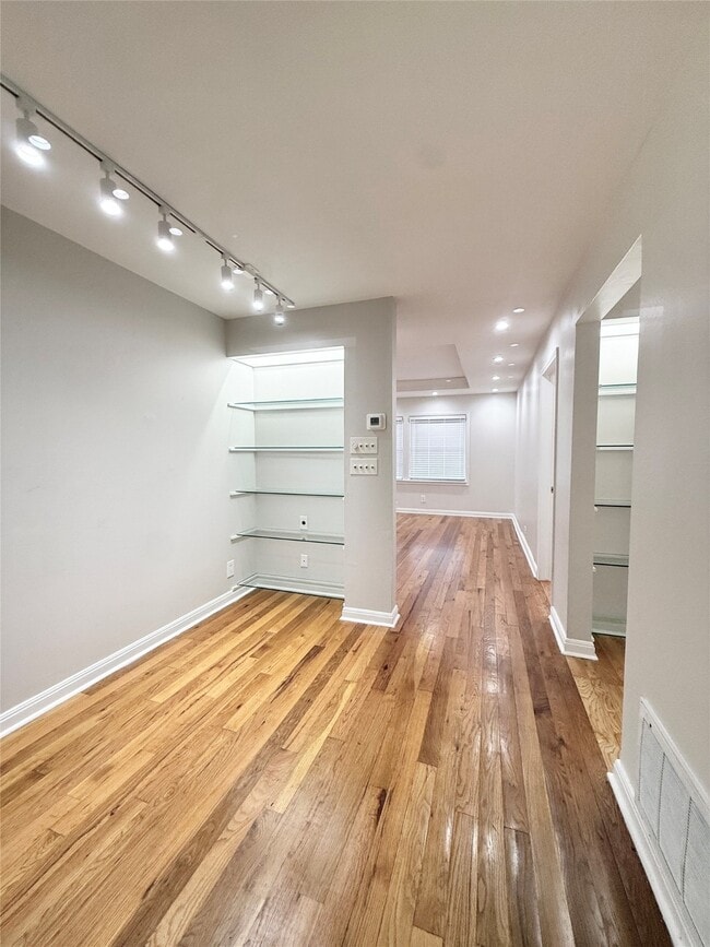 Building Photo - 20 Pinedale St