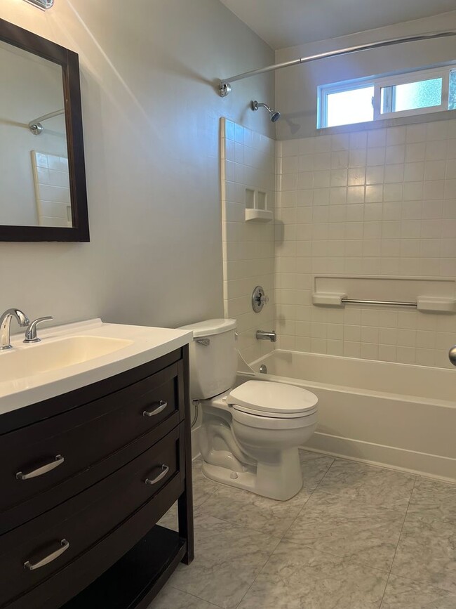 Building Photo - NICE 2 BEDROOM DUPLEX W/ 2 CAR GARAGE!