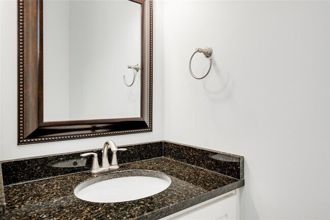 Building Photo - 2005 Bluebonnet Ln