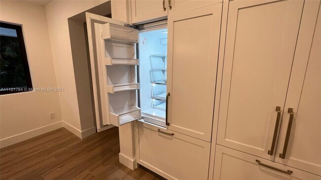 Building Photo - 1460 Campamento Ave