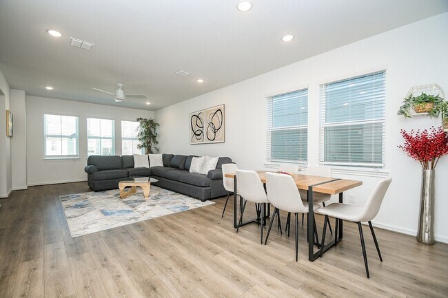 Building Photo - 2204 Via Laura Ln