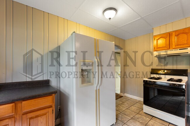 Building Photo - 9306 W Maple St