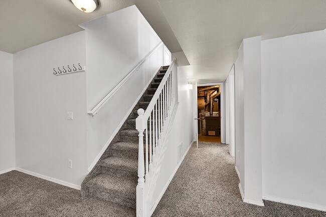 Building Photo - $2,995, 4 bed, 3.5 bath, located in Monume...