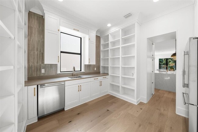 Building Photo - 5024 W Dickens Ave