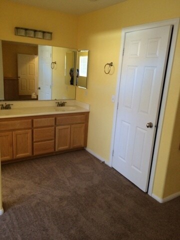 Building Photo - 4 BEDROOM HOME WITH VIEWS, NEAR WAALEW IN SYCAMORE ROCKS AREA OF APPLE VALLEY.