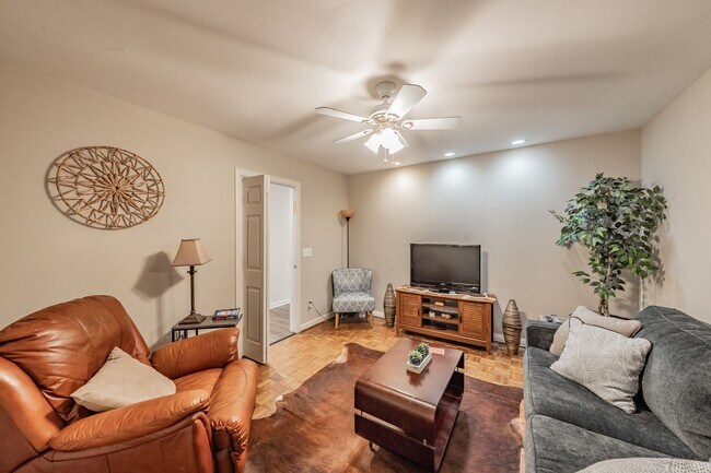 Building Photo - Spacious 3 Bed, 2 Bath Duplex in the Heart...