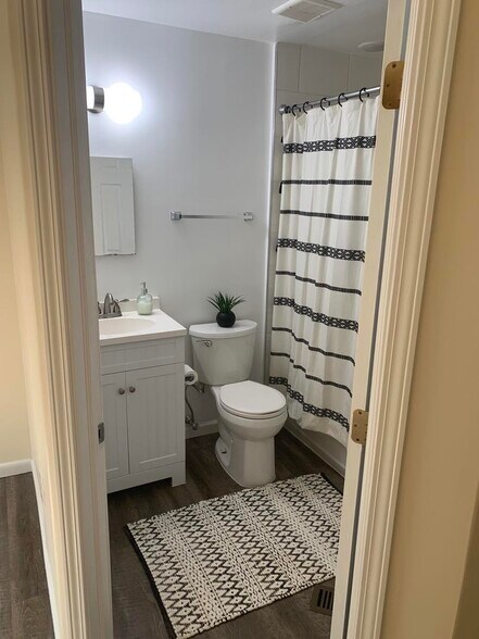 Bathroom - 1619 Mansfield St