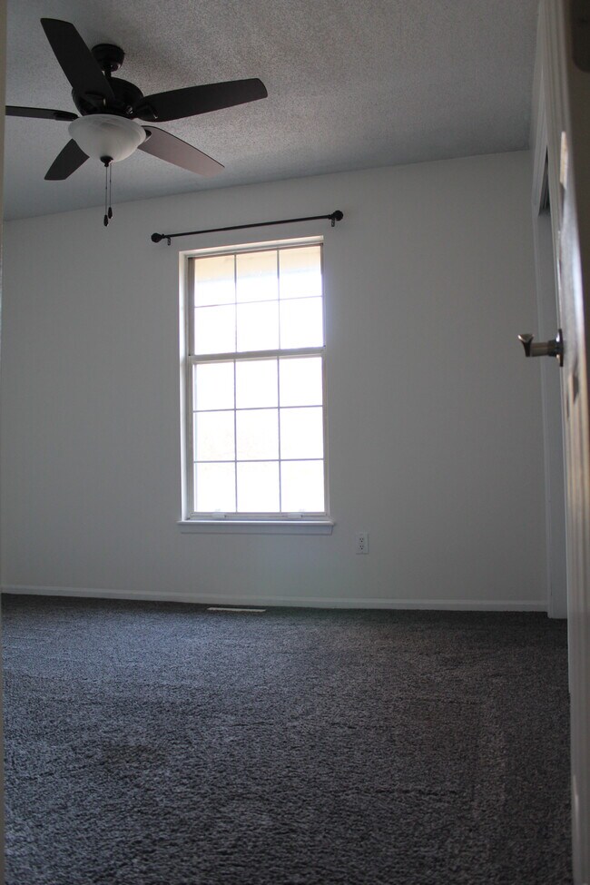 Building Photo - 15404 E 2nd St S