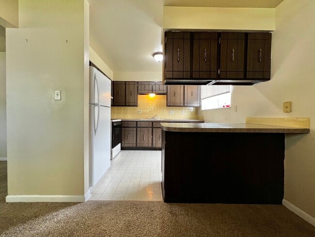 Building Photo - **Charming 2-Bedroom Downstairs Unit in Pr...