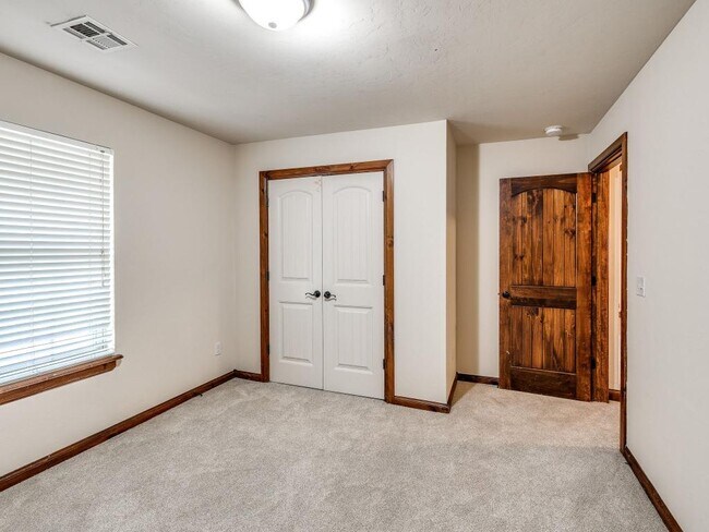 Building Photo - 2121 Mill Creek Way