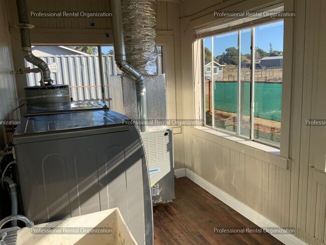 Building Photo - Country property minutes from downtown Pet...