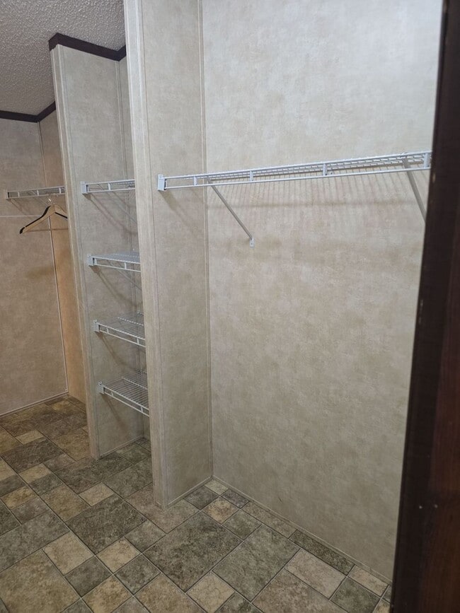 Building Photo - Refurbished 4 bedroom 2 bath