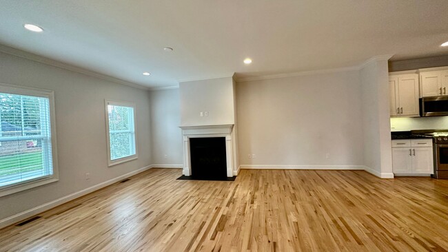 Building Photo - Greenville's West End, 3 BR, 2.5 BAs, Fenc...