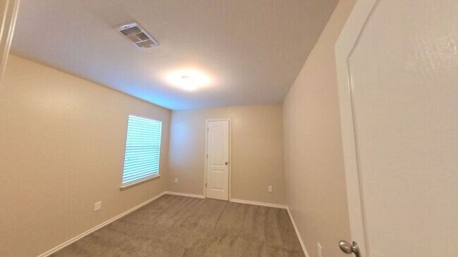 Building Photo - Yukon 4 Bed