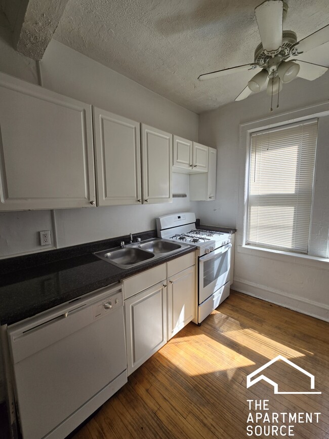 Building Photo - 2849 W Berteau Ave