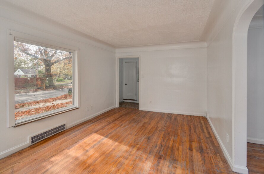 Building Photo - 15411 Seymour St